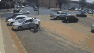 Ladrão arrependido criminoso devolve mochila com material escolar minutos após furto de carro em MG