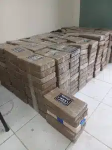 Tonelada de drogas escondida em parede falsa de caminhão é apreendida pela PRF na Rodovia Lúcio Meira