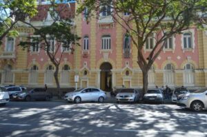 Estudante de Direito é detida por aplicar golpes milionários se passando por advogada em Niterói