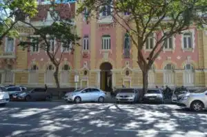 Estudante de Direito é detida por aplicar golpes milionários se passando por advogada em Niterói