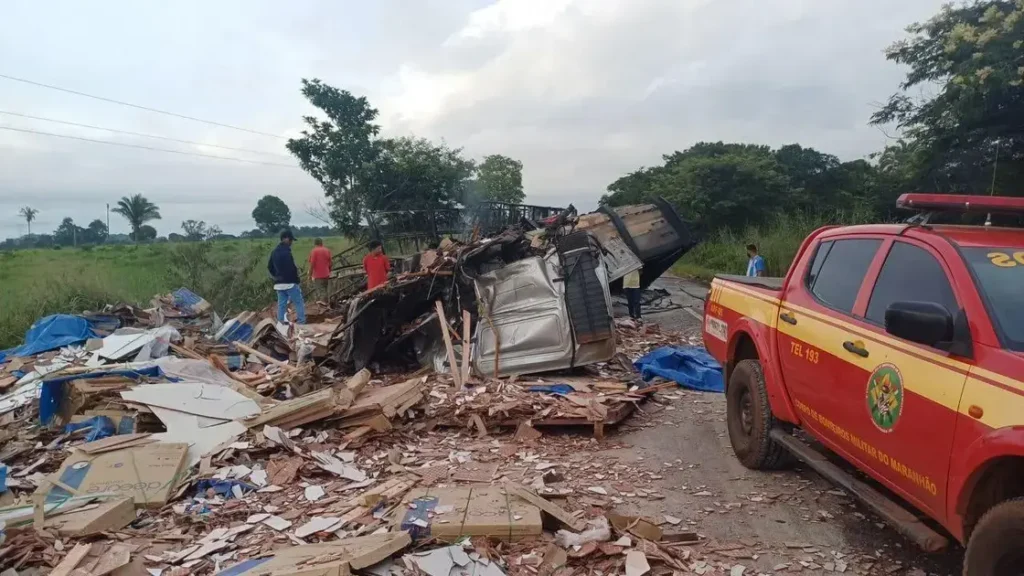 Motorista morre em incêndio causado por colisão de carreta e caçamba no MA