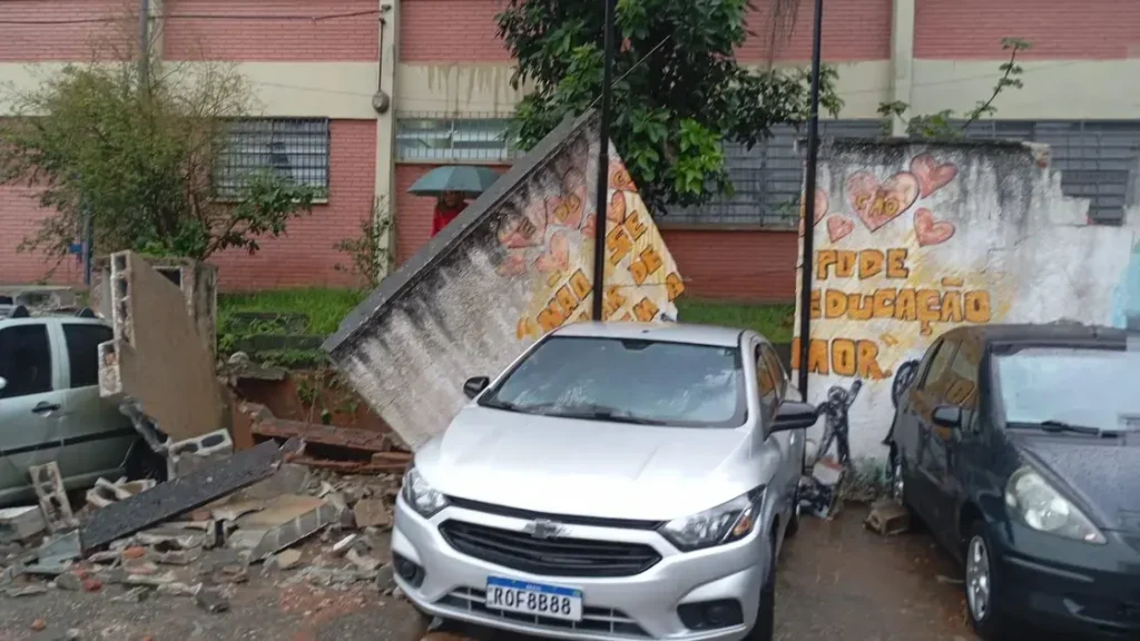 Muro de escola cai em Itaquaquecetuba durante tempestade, mas ninguém se feriu