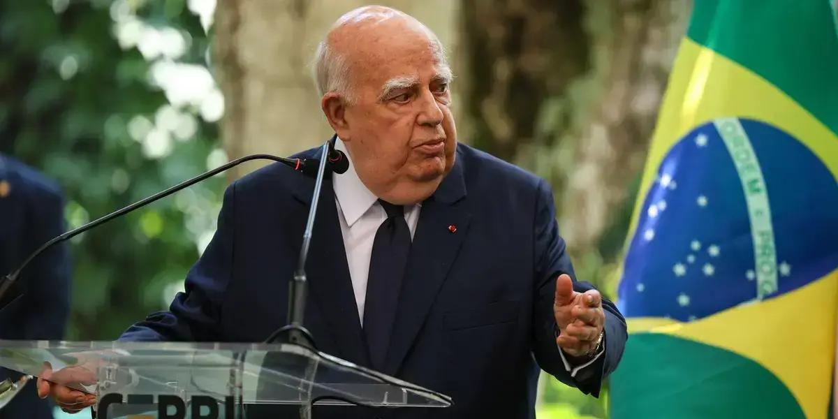 Luto na diplomacia: Morre o embaixador Marcos Azambuja aos 90 anos
