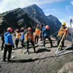 Brasileira presa em vulcão na Indonésia: resgate continua em Monte Rinjani