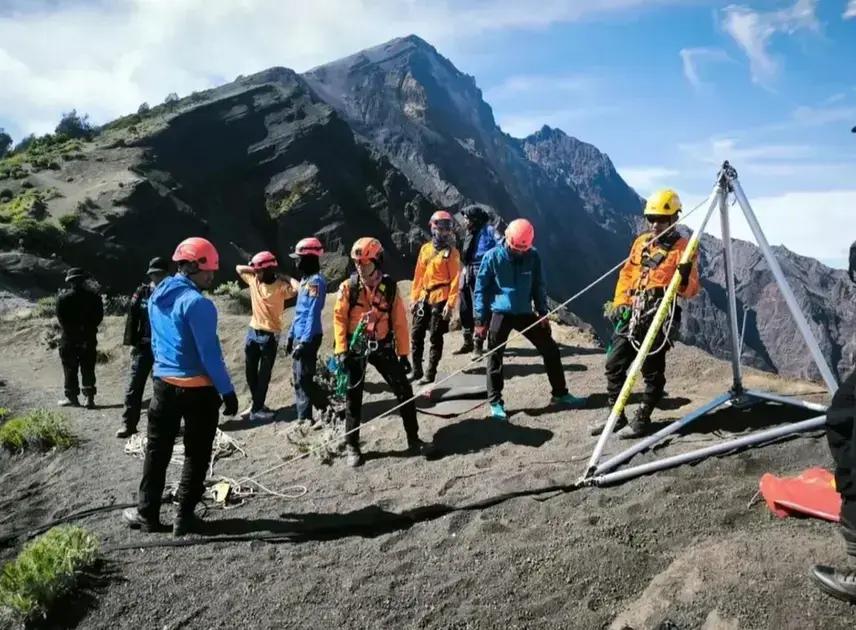 Brasileira presa em vulcão na Indonésia: resgate continua em Monte Rinjani