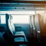 Erro na venda de assentos: empresa condenada a indenizar passageiros