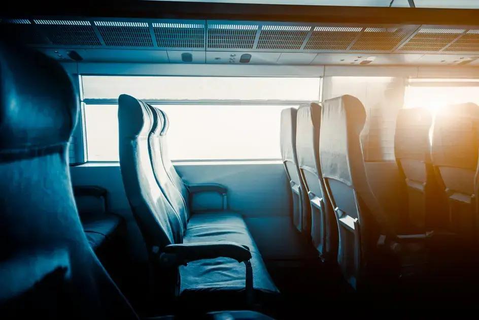 Erro na venda de assentos: empresa condenada a indenizar passageiros