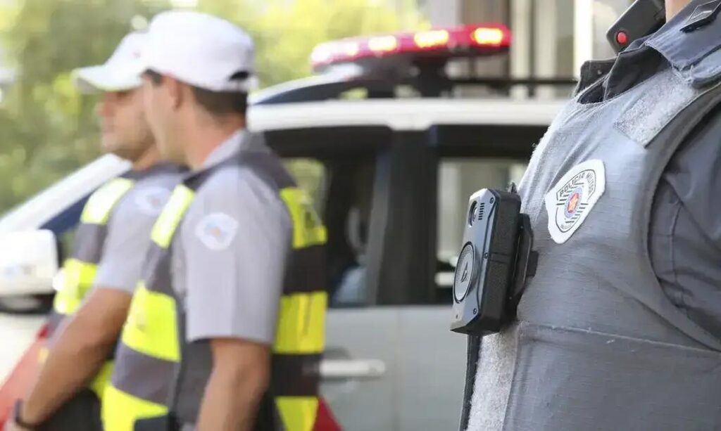 Juíza absolve trio de traficantes por entrada ilegal da polícia