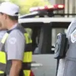 Juíza absolve trio de traficantes por entrada ilegal da polícia