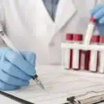 Laboratório condenado a indenizar motorista por erro de exame toxicológico