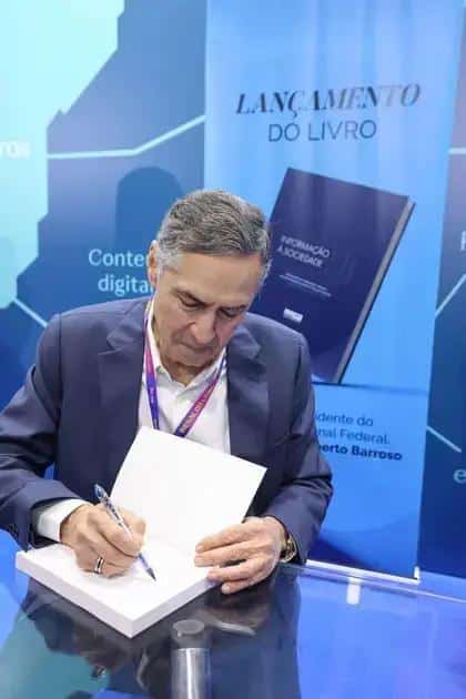 Lançamento do livro 'Informação à Sociedade' na Bienal do Livro 2025