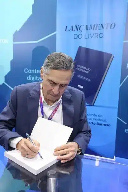 Lançamento do livro 'Informação à Sociedade' na Bienal do Livro 2025