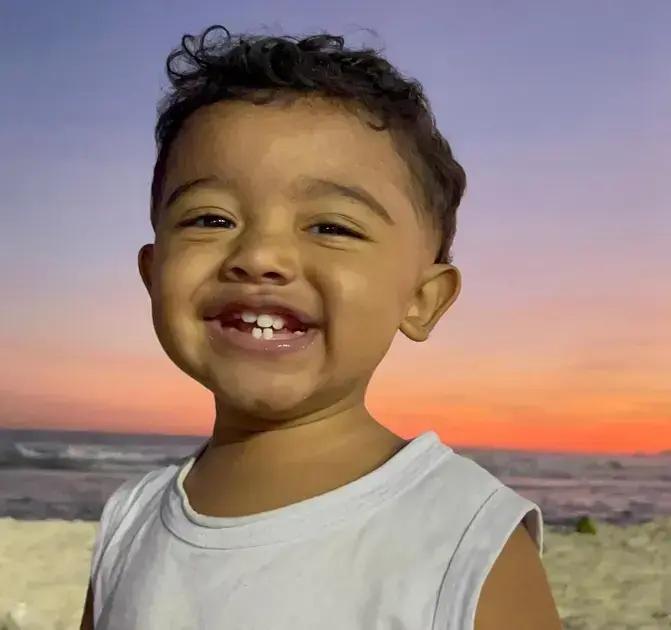 Pais de Miguel clamam por justiça após morte por pneumonia em hospital