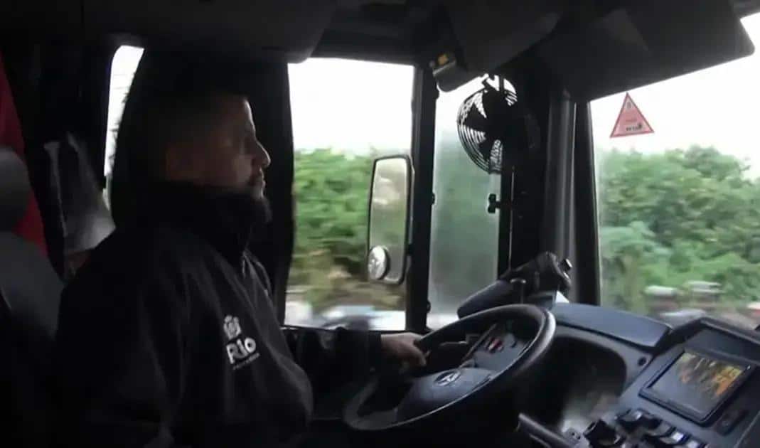 Passageiro assume volante de ônibus para salvar motorista baleado no Complexo de Israel