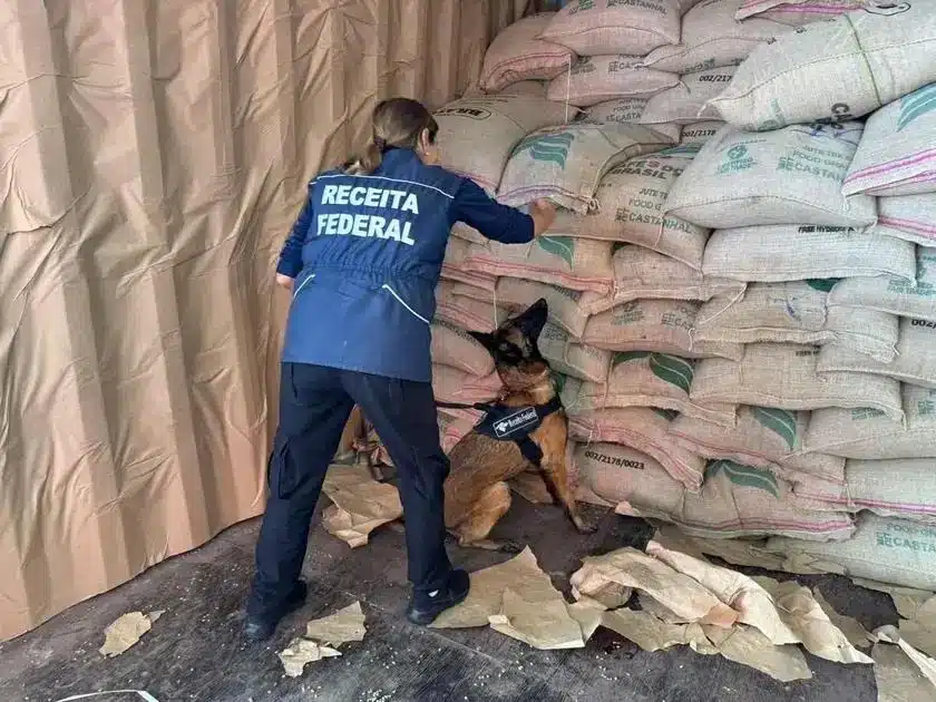 Receita Federal apreende cocaína em sacas de café no Porto do Rio