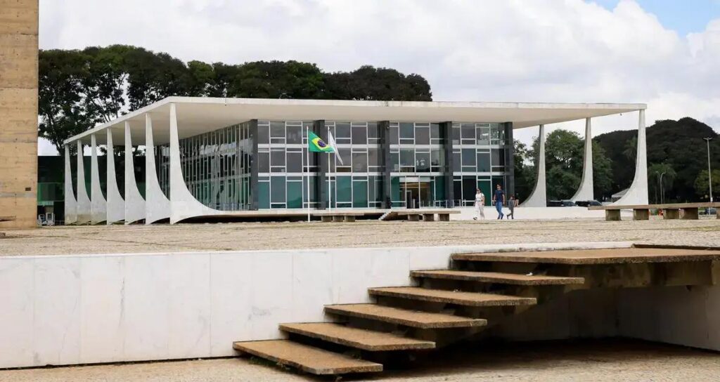 STF determina que empresa Meta preserve dados de Mauro Cid