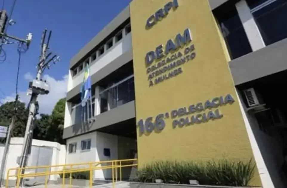 Suspeito de assassinato é preso com drogas e munição na Costa Verde