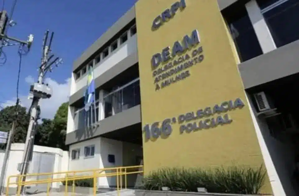 Suspeito de assassinato é preso com drogas e munição na Costa Verde