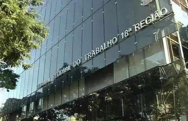 TRT-18 aplica multa a empresa por uso de jurisprudência falsa