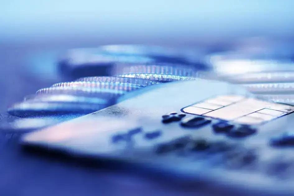 Banco é condenado a indenizar por cobrança indevida de cliente