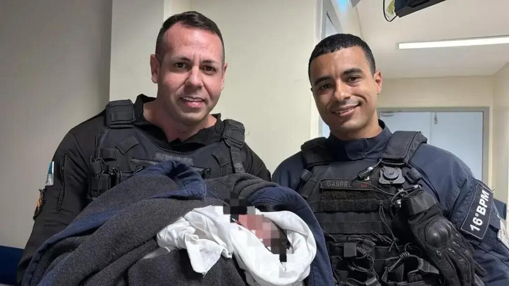 Bebê abandonado em lixeira no Rio é resgatado vivo por policiais