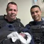 Bebê abandonado em lixeira no Rio é resgatado vivo por policiais