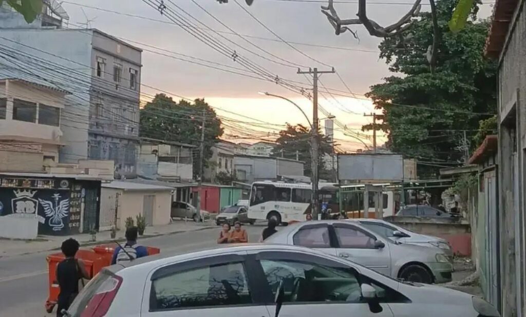 Conflitos no Complexo da Pedreira: Tiroteios e Barricadas no Rio