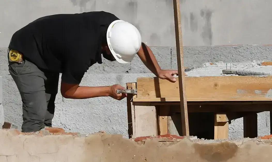 Empresa condenada por não oferecer banheiro e refeitório a pedreiro