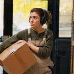 Empresa deve indenizar ex-empregada por armazenamento de material em casa