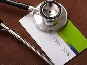 Juíza determina que plano de saúde mantenha atendimento em clínica descredenciada