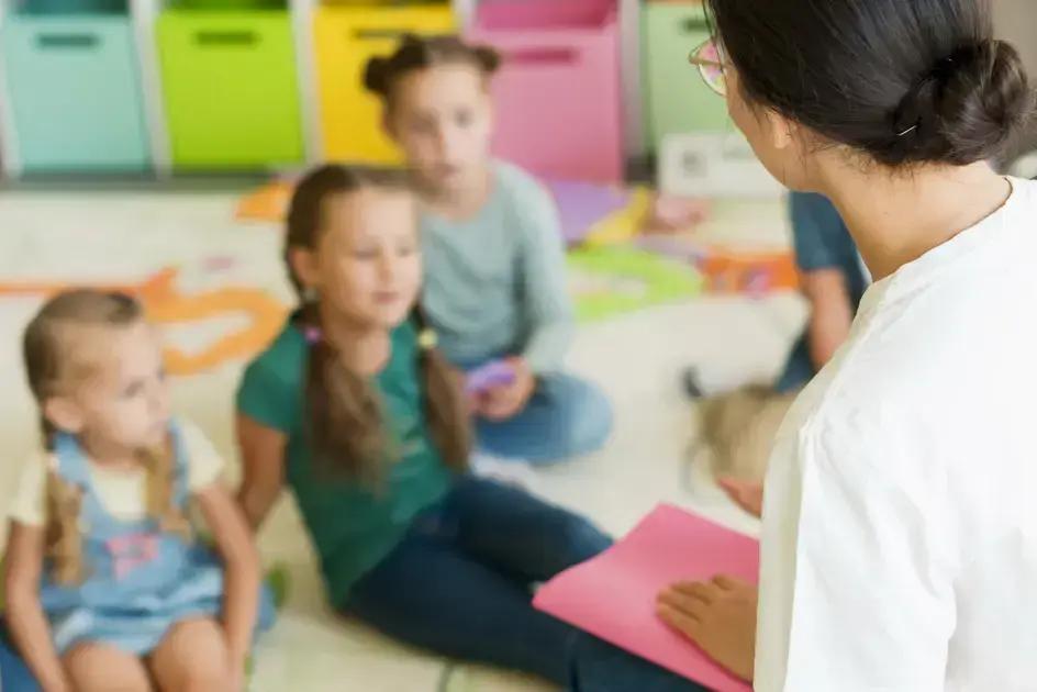 Juíza determina readaptação funcional para monitora com problemas de saúde