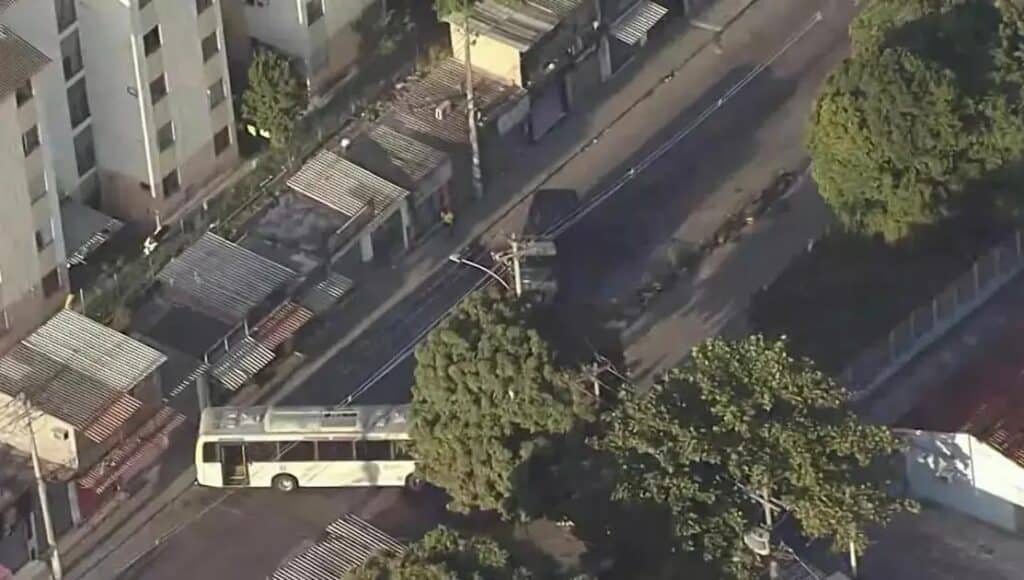 Ônibus sequestrado e utilizado como barricada em operação da PM