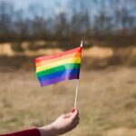 Organizações LGBTQIAPN+ contestam lei em ES que limita ensino sobre gênero