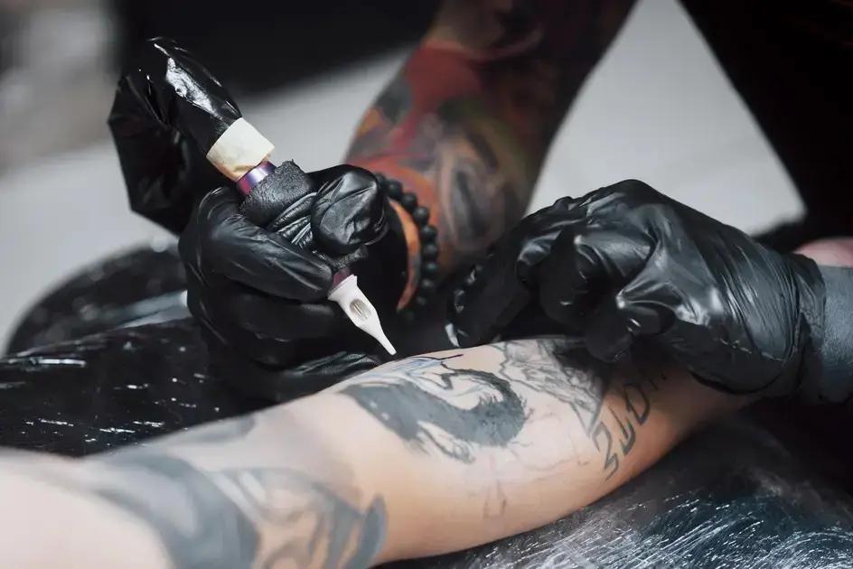 Tatuador condenado a indenizar por plágio de arte