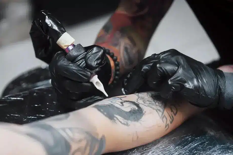 Tatuador condenado a indenizar por plágio de arte