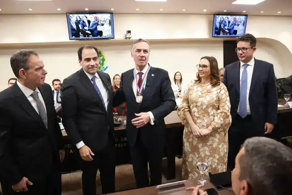 Luís Roberto Barroso recebe medalha Raymundo Faoro em cerimônia do STF