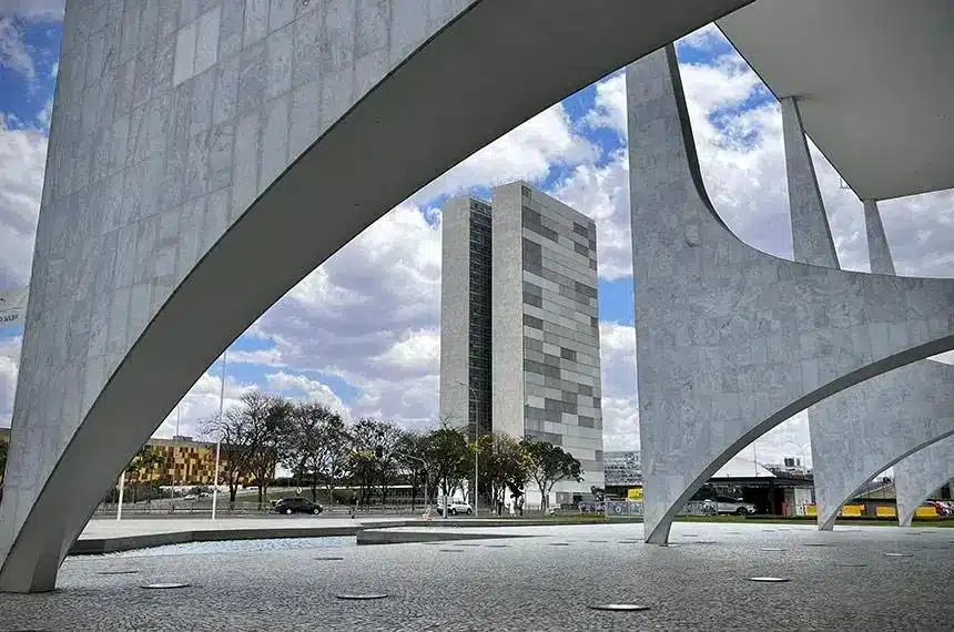 Proposta orçamentária de 2026 é discutida na Comissão Mista de Orçamento
