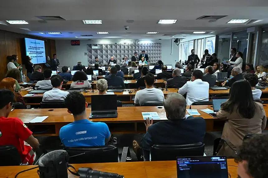 CAS discute projeto de exame de proficiência para médicos no Senado