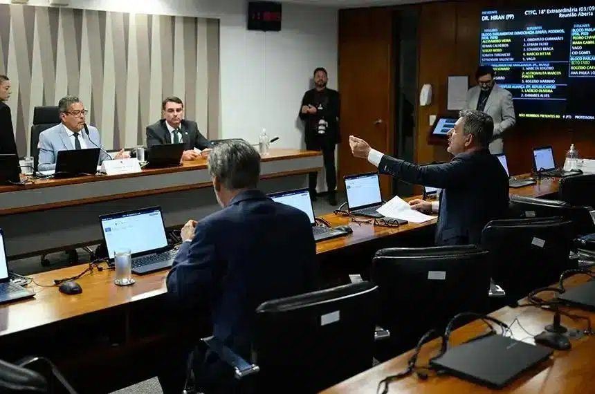Planos de saúde devem comunicar descredenciamento aos consumidores, diz CTFC